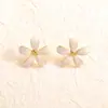 Brincos de Pino Flor de Esmalte Branco Irregular Tridimensional de Metal Frescos e Doces Estilo Coreano e Japonês para Mulheres, Brincos Gentis e Elegantes