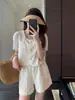 Conjunto de estilo jovem e elegante com bordado vazado de alta qualidade, top de manga curta e shorts de perna larga para mulheres, novo modelo de verão H071603