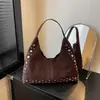 Bolsa de Axila Retro con Remaches de Gran Capacidad Europea y Americana Nuevo Estilo Otoño/Invierno para Mujer Bolso Tote Versátil de Hombro