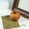 Adorno Original de Fruta de la Paz Tallada en Madera de Tuya, Pequeña Decoración de Talla de Madera, Adorno Artesanal para el Hogar, Pie de Tuya Premium para Sostener en la Mano