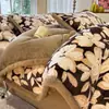 Juego de Cama de Cuatro Piezas Estilo Flor Rota con Ribete de Pelo de Conejo Completamente Mate Leche Polar Invierno Espesado Cálido Añadido Funda de Edredón de Polar Sábana