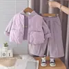 Nuevo conjunto de otoño e invierno para niñas, elegante y moderno, con un chaleco forrado de forro polar y engrosado, un conjunto de tres piezas para bebés y niños pequeños