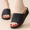 Pantuflas de tacón alto para mujer para uso exterior de verano suela gruesa de moda para el hogar antideslizantes zapatos de madre suela suave sandalias de cuña social