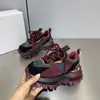 Sapatos Brancos Femininos Versáteis com Solado Grosso e Aumento Interno de Altura Coleção Primavera/Outono 2025 Novos Sapatos de Pai Fashionáveis e Confortáveis Calçados Casuais Esportivos de Couro