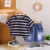 Conjunto de Verão para Meninos 2026 Novo Estilo Infantil Verão Gola Redonda Listrado Manga Curta Shorts Conjunto de Duas Peças Tendência Roupas de Bebê