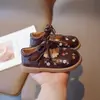 Sapatos de caminhada para bebê menina novos outono e primavera bordados sapatos de couro pequenos estilo pastoral sapatos de princesa meninas sola macia laço sapatos únicos