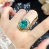 Conjunto de Duas Peças de Anel Aberto e Pingente de Zircônia Verde Para com Corte Ninho de Pássaro Duas Cores Escovado Luxuoso Vintage de Alta Qualidade