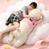 Lindo peluche de oveja para pareja, suave y adorable, acostado en una pose linda, vistiendo ropa rosa, almohada larga de peluche, perfecta como regalo