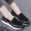 Sapatos sociais mocassins outono e inverno Novos sapatos de camada única com sola grossa sapatos plataforma couro macio sola macia sapatos femininos slip-on tamanho grande