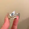 Anel Flor de Pérola Borboleta Feminino Primavera 2025 Novo Anel de Dedo Explosivo Luxo Leve Nicho Alto Padrão Anel de Dedo Empilhável