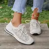Sandalias planas deportivas para mujer 2026, comercio exterior transfronterizo, listas para enviar, punta redonda, talla grande, corte láser, sandalias con cordones en la parte delantera