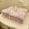 Novo conjunto de cama de quatro peças em gaze dupla jacquard com textura de nuvem, adequado para dormitórios de estudantes, incluindo lençóis, capa de edredom e fronhas.
