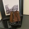 Bolsa tote casual retrô, estilosa e de alta qualidade, nova coleção outono 2026, cor sólida, design chique, adequada para o trabalho e para o trajeto diário.