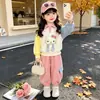 Conjunto de Moletom Gola Polo para Meninas Primavera e Outono 2026 Novo Estilo Conjunto Casual Esportivo para Meninas Pequenas Roupas de Outono para Bebês Meninas