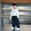 Pantalones de mezclilla de trabajo para niños, nuevo estilo coreano 2026, pantalones casuales holgados para niños para primavera y otoño, atuendo de otoño moderno para niños pequeños