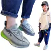 Sapatos de Malha Respirável Estilo Novo para Crianças Primavera e Outono 2025 para Meninas e Meninos, Tênis Versátil Slip-On de Malha Fly para Meninos com Solas Macias