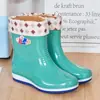 Botas de lluvia de caña alta Botas de lluvia para mujer Zapatos impermeables para mujer Zapatos de goma con forro polar Cubrezapatos Botas de agua Moda para mujer Caña media Adulto Antideslizante Cocina