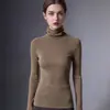 Suéter de punto sin costuras para mujer de otoño e invierno con cuello alto, hecho de lana pura finamente hilada, de manga larga, top ajustado para usar como capa base