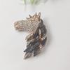Europeu e Americano Brown pintado strass cabeça de cavalo broche preto pingando animal cavalo acessórios pin em estoque entrega por atacado