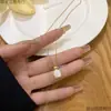 Colar Retrô Europeu de Aço Titânio para Mulheres Pingente de Pérola Versátil Estilo Ins Corrente de Clavícula de Nicho Ornamento