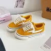Zapatos casuales de lona blancos para mujer estilo coreano de suela gruesa para otoño con un look vintage, modelo 8229