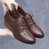 Zapatos de tacón de cuña de cuero suave genuino Bai Zhenhe para mujer, zapatos cómodos de suela blanda para primavera y otoño para madres, zapatos de talla grande para mujeres de mediana edad y ancianos, corte profundo