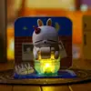 Figura de Coelha Rogue Fofa Cocô Caixa Surpresa Artesanato em Resina com Efeito de Iluminação Adorável para Mesa Presente para Estudante