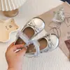 Sapatos de Couro de Princesa para Meninas 2026 Primavera Versão Coreana Laço Moda Infantil Mocassins para Apresentações de Meninas Jovens