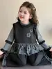 Ropa infantil nueva y elegante para primavera y otoño de 2026: un conjunto informal de tres piezas a la moda para niñas, perfecto para usar a principios de otoño