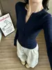 Camiseta Manga Longa Feminina Estilo Coreano, Gola Meio Aberta com Botões, Nova Chegada de Outono, Chic Puro Desejo Temperamento, Afinando Cintura, Top Interno Acinturado
