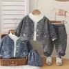 Conjunto de Roupa Infantil para Meninas Primavera e Outono 2026, Conjunto Jeans de Três Peças com Estampa de Leopardo para Crianças, Estilo Coreano Moderno para Bebês, Atacado