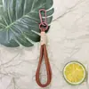 Chaveiro Colorido Cordão Mosquetão Trançado Boneco Corda de Mão Boneco de Pelúcia Acessórios para Bonecas Corda de Fita