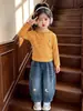 Conjunto de calça listrada com capuz para meninas coreanas, novo estilo outono 2026, conjunto casual estiloso de duas peças para a escola, roupas infantis
