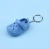Fábrica Directa Transfronteriza dibujos animados lindos pequeños zapatillas zapatos con agujeros coche mochila colgante llavero regalo venta al por mayor