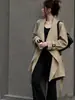Gabardina corta color caqui para mujer, nuevo estilo de principios de otoño 2026, adecuada para personas menudas e intelectuales