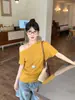 Camiseta de Manga Corta Super Favorecedora Hombros Descubiertos para Mujer, Nuevo Diseño Verano 2026, Top Corto Casual Elegante Color Amarillo Jengibre