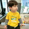 Camiseta de manga comprida para meninos, novo modelo primavera e outono 2026, blusa básica soltinha infantil, top listrado para meninos, outono