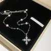 Collar de Perlas con Colgante de Cruz de Zirconia Brillante y Flor de Cuatro Hojas Cadena para Clavícula de Lujo Ligero Gama Alta Modelo Nuevo 2026 Cadena para el Cuello