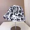 Sombrero de pescador clásico retro de felpa cálida de invierno con estampado de leopardo, moderno y versátil, hace que la cara se vea más pequeña, sombrero de cubo acolchado y engrosado