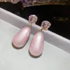Brincos Florais Coração de Flor Vermelho-Rosa Deslumbrantes Cravejados de Diamantes, Brincos Estilo Coreano com um Toque de Luxo Leve e Sofisticação