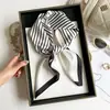 Lenço de Seda Imitação Estilo Coreano, Moderno e Versátil, Toque de Luxo, Lenço Quadrado 70cm, Lenço de Fita, Lenço de Verão Fino para Mulheres