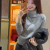 Nuevo suéter de cuello alto de punto para mujer estilo coreano, otoño e invierno, nicho, casual y holgado, con un estilo elegante y relajado, presenta un top de punto con puños