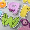 Patches Bordados Coloridos de Desenho Animado com Letras em Inglês para Decoração de Roupas Infantis, Patches de Reparo para Bolsas, Roupas, Sapatos, Chapéus e Patches de Tecido