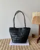 2026 Nuevo Bolso Cesta Tejida de Piel de Oveja, Bolso de Hombro de Cuero Genuino de Gama Alta de Nicho, Bolso Tote Vintage para Mujer, Venta al por Mayor de Fábrica