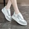 Zapatillas blancas transpirables QW-015 para estudiantes, nueva colección primavera 2026, zapatillas deportivas casual con plataforma de moda
