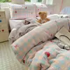 Conjunto de Roupa de Cama de Lã de Leite Desenho Animado 2026 Novo Dormitório Estudantil Conjunto de Três Peças com Fronha e Lençol com Fronha de Lã Coral Dupla Face