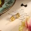 Pendientes de trébol de cuatro hojas cortados con láser, aguja de plata S925, flor de la suerte clásica, pendientes de moda de lujo ligeros y texturizados para mujer.
