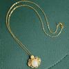 Colgante de nube auspiciosa hueca con forma de cerradura, chapado en oro antiguo de 24 quilates y Tian Bai Yufu delante de los ojos.