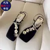 Novo modelo de sandálias quadradas requintadas de alta qualidade com detalhes florais, sapatos romanos estilosos e elegantes, simples e delicados para mulheres