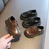 Sapatos de couro para meninas 2026 novo modelo primavera e outono, sapatos de performance pretos para meninos pequenos, sapatos de performance para meninas com solas macias